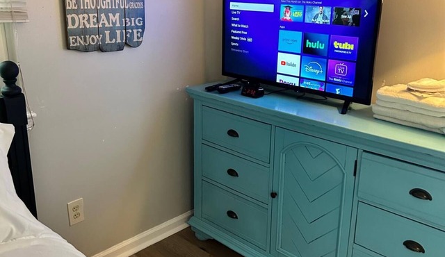 Quiet private room with workspace, free parking & fast Wi-Fi near base & beach in Virginia Beach
