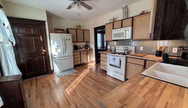 Relax in Classic Style! 3 BR 2 Bath Near the River, Marsh, w/Game Room & More!