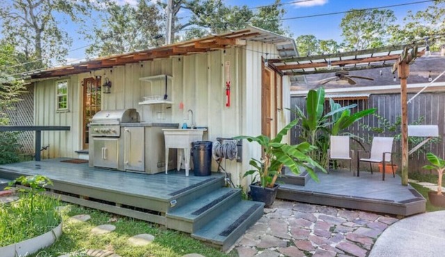 Relaxing garden cottage with saunan
