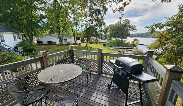 Relaxing lake front home with beautiful view on the lake, sleeps 7.