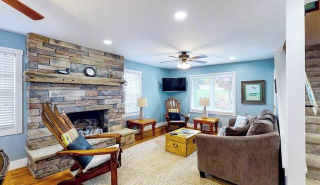Remodeled farmhouse near downtown with a firepit, central AC & washer/dryer,