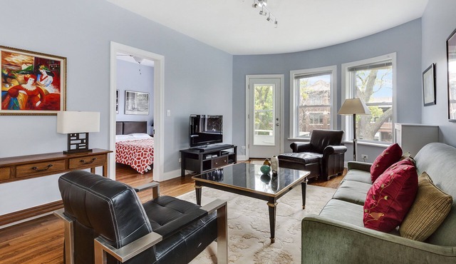 Remodeled, spacious and bright apartment — near Loyola, beach & subway