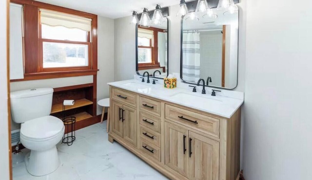 Renovated 3-bedroom across from the beach