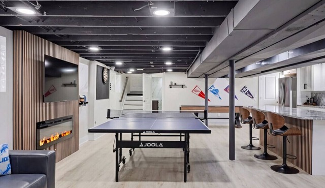 Renovated I Sleeps 25 | 4 Kitchens | Game Room