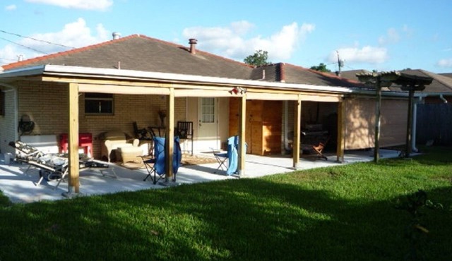 RENTAL FOR SUPER BOWL AND/OR MARDI GRAS. 10 MIN TO QUARTER -3 OFF STREET PARK in Arabi
