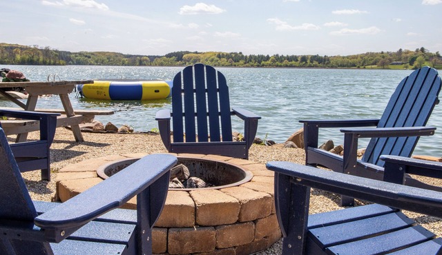 Rifugio on Chapel, A 3-bedroom Lakefront Retreat on beautiful Whitewater Lake