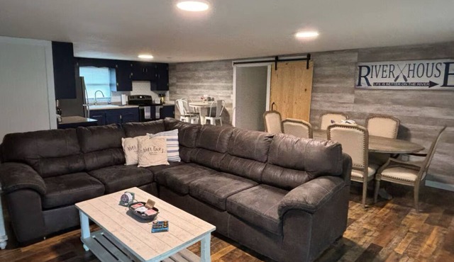 River Cottage Sleeps 8; 5 Miles from Montauk in Salem