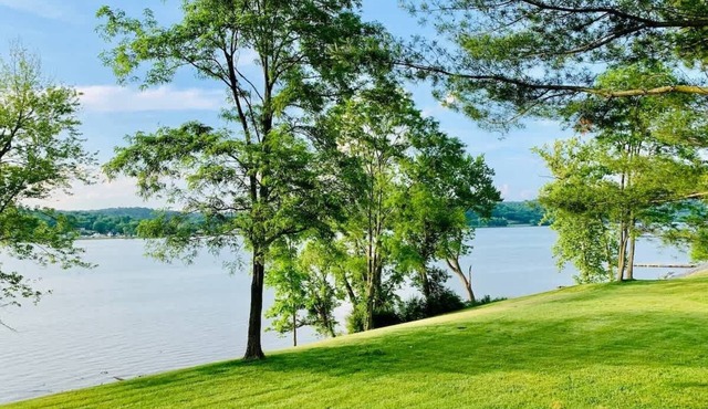 Riverfront Carriage House Cottage in Warsaw KY Apartment