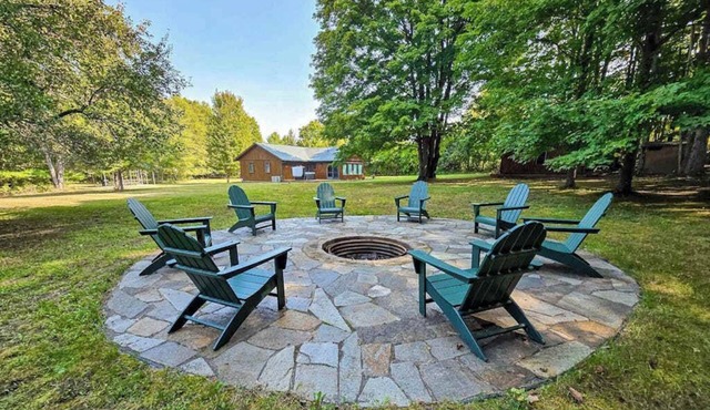 Riverside wooded home with outdoor hot tub, fire pit, gas grill & WIFI