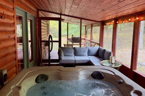 Romantic Cabin w Hot Tub Near Carbondale