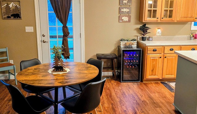 Romantic couples getaway in awesome Bluford with WiFi, Fireplace, and Game Room