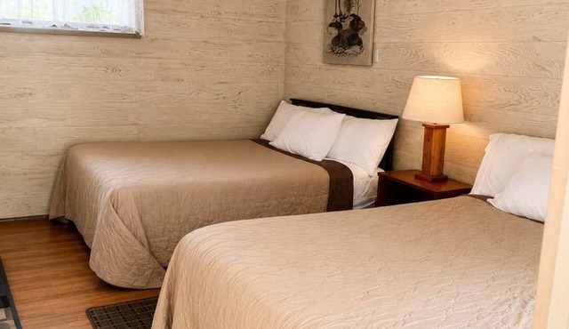 Room 16-2 Queen Suite-Woodland Motor Lodge