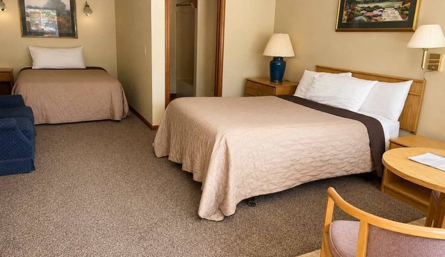 Room 26-1 Queen 1 Full Suite-Woodland Motor Lodge