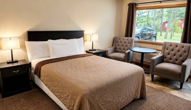 Room 30-1 Queen Jacuzzi Suite-Woodland Motor Lodge