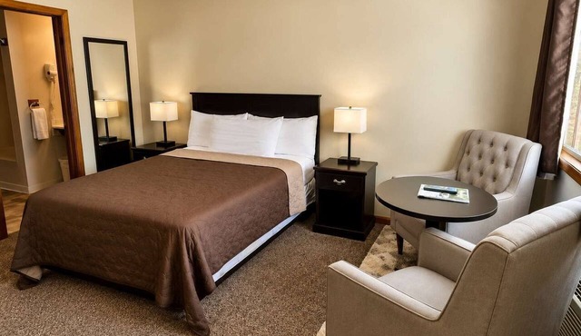 Room 31-1 Queen Jacuzzi Suite-Woodland Motor Lodge