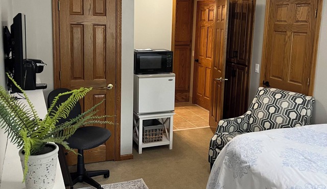 Royal Oaks Retreat w/Keyless Entry & Pool Access