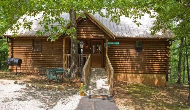 Rustic Log Cabin w/Fireplace 10 min to Silver Dollar City Screened Porch in Branson