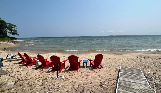 Sandy Beach on West Grand Traverse Bay. Dog ok. Fire pit, kayaks. AC