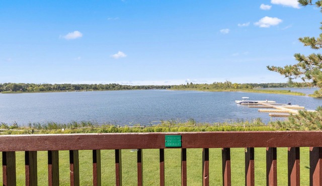 Scenic 2BR Loft Stay Steps from Pelican Lake
