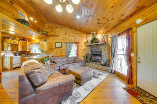 Scenic Oklahoma Studio Cabin on 80 Acres w/Views! in Smithville