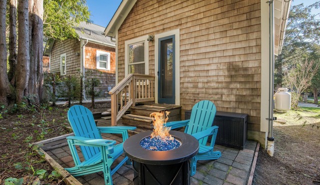 Seabrook Cabin - 10 min Walk to Town, PVT Forest Backyard, Dog Friendly in Pacific Beach