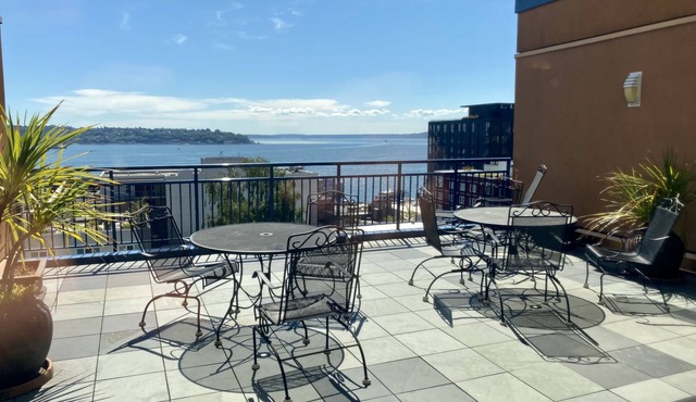 Seattle's Mid-Century Belltown Penthouse w/Parking spot in Seattle