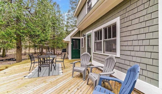 Secluded home w/private grill, gas fireplace, full kitchen, and free WiFi