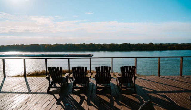 Secluded Ohio River Retreat Retreat with Hot Tub - Sleeps 10
