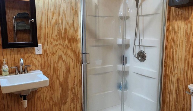 Serene 1-bedroom cabin with AC in charming Thibodaux