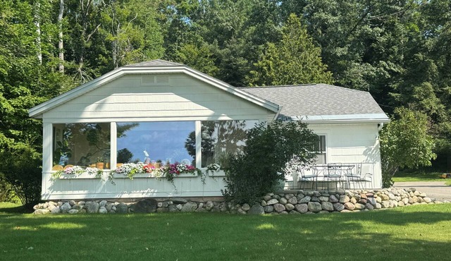 Serene 3-bedroom cottage, a children's paradise, Wildflower Schoolhouse
