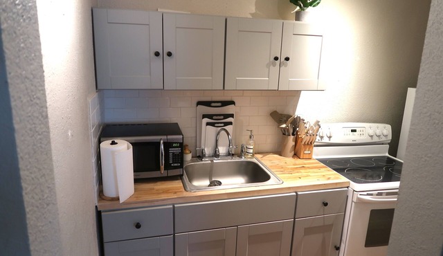 Serene studio with AC w/d in building steps from the streetcar in Kansas City