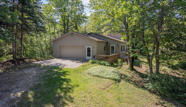 Serenity Pines: Sleeps 7-Pet Friendly-Secluded forest-ATV,Snowmobile Trails close!