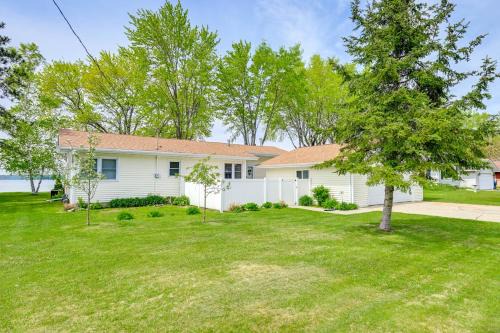 Shawano Lake House w/Boat Dock, Kayaks, & Grill!