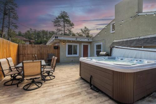 Sky Mountain Retreat Hot Tub & Fire Pit with Views in Cascade-Chipita Park
