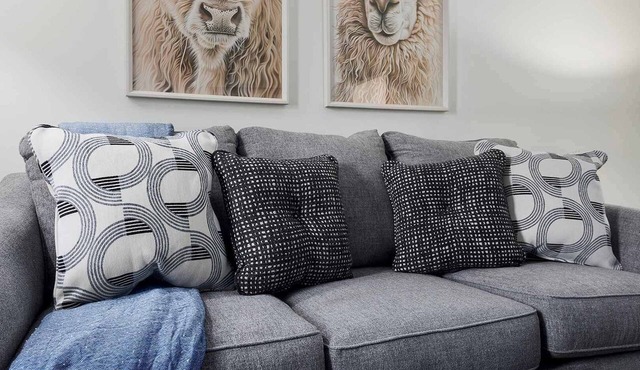 Sleeps 10 Pets Welcome+ patio seating & BBQ grill