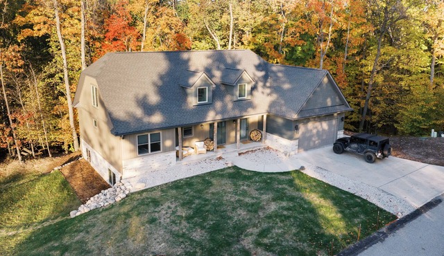 Sleeps 22 guests-Hot Tub-7 Bedrooms-Loft-Sauna-5 Baths-Pool Table-Fire Pit