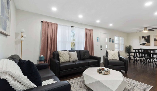 Sleeps 8 |Pool Table| Overland Park Oasis