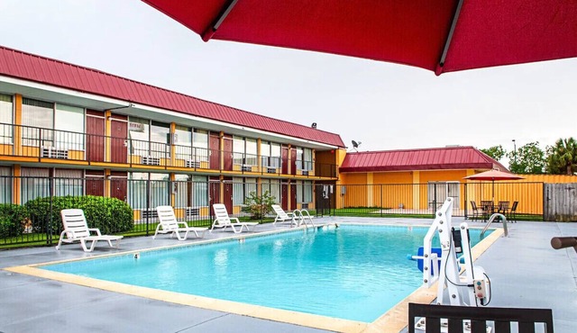 Slidell Deluxe Room 2 Double Beds w/Outside Pool in Slidell