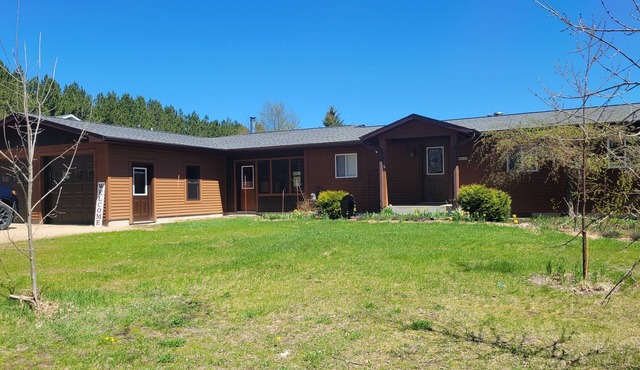 Snow/ORV 3-bedroom house w/garage in Munising perfect for your getaway