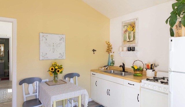 Snug Harbor Inn | Honeybee Suite | Near Lake Michigan