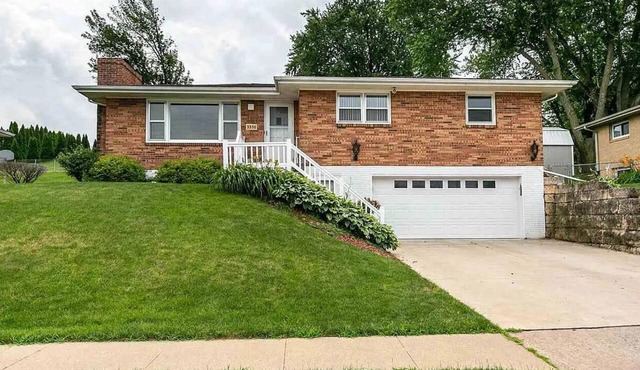 Spacious 3-bedroom/2.5 bath house in gorgeous Dubuque with AC