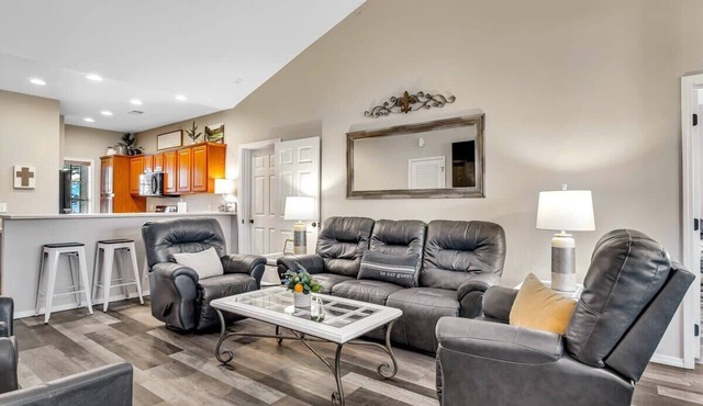 Spacious, 3 SUITE Condo! Close to SDC!