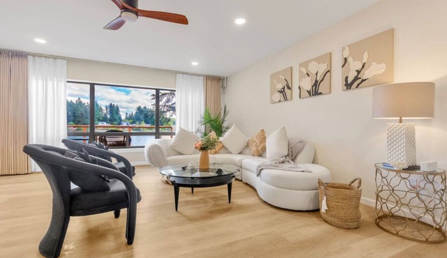 Spacious 3B2B Upper unit breathtaking lake views in Auburn