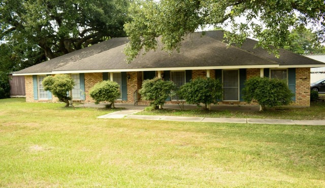 Spacious 3BR Near UL & Cajun dome- Game Room + Grill in Lafayette