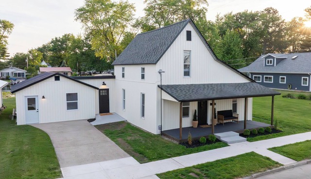 Spacious 4-bedroom lake cottage with lake access