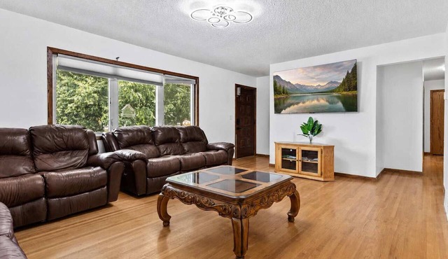 Spacious 7BR Brooklyn Center Home for 14 in Minneapolis