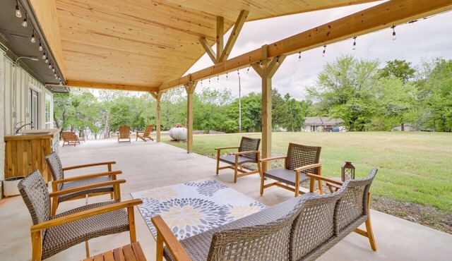 Spacious and Updated! Beds for 10! Luxurious Primary Bath! in Checotah