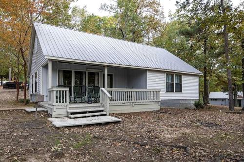 Spacious Cabin with Resort Amenities and Shared Outdoor Deck near Zwolle, Louisiana in Zwolle