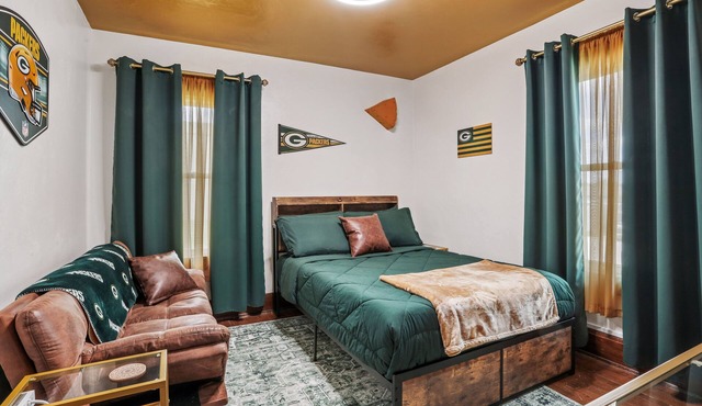 Spacious home 1 mile from Lambeau Field. 4 bedroom. 2 full bath, sleeps 12