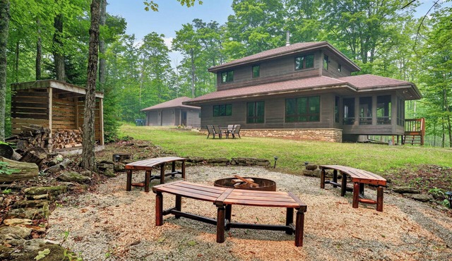 Spacious Jacksonport Woodland Cabin: Screened Porch, Near Cave Point & Lake Park